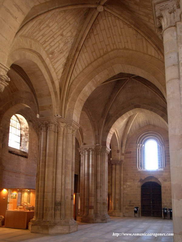 NAVE CENTRAL HACIA LOS PIES